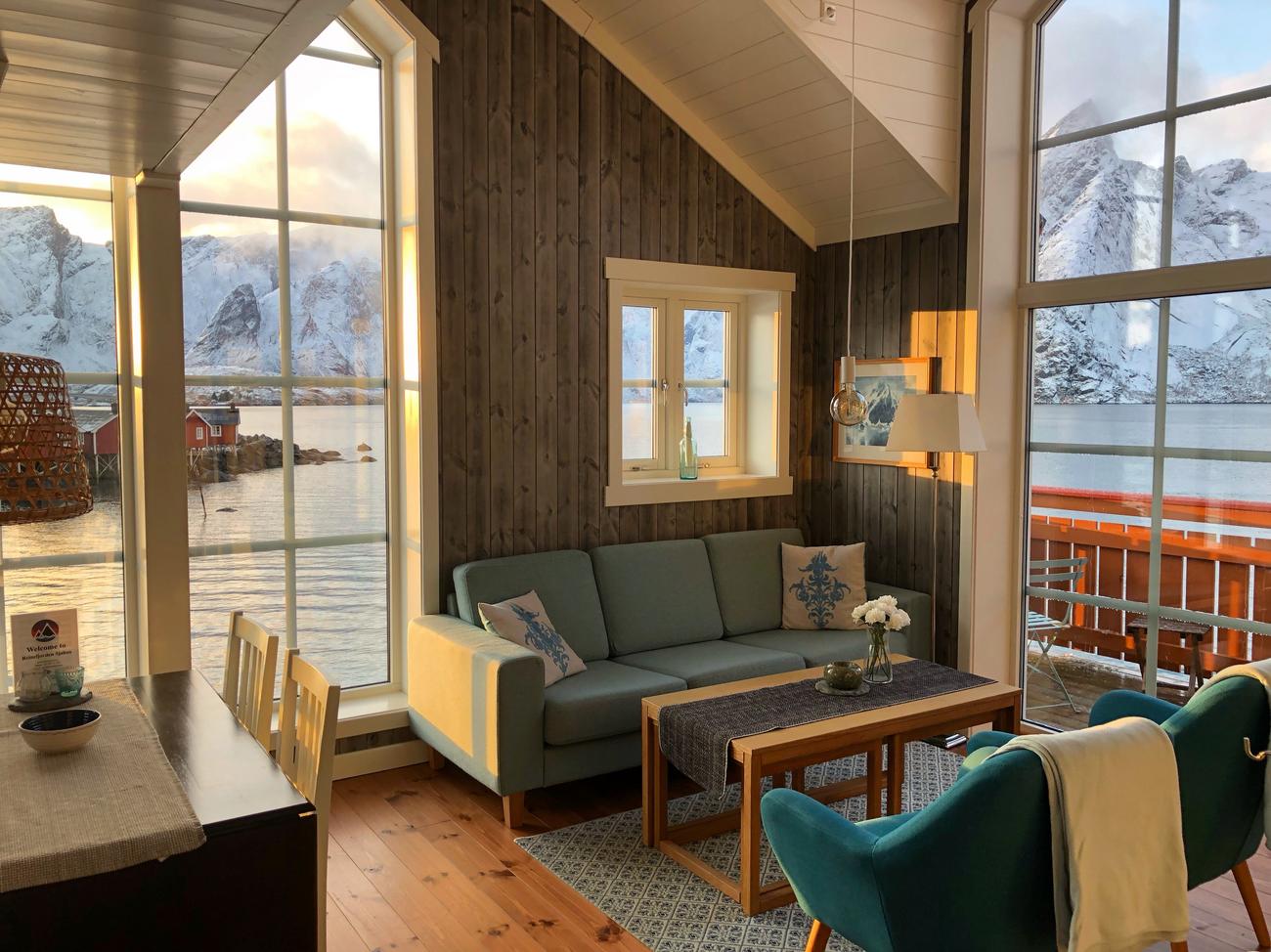 Leilighet Deluxe med balkong. Stue med sj&oslash;utsikt.