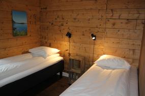 Soverom med gamle trevegger, to enkeltsenger