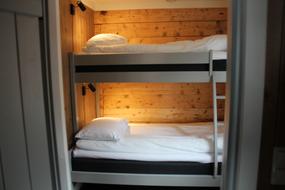 Soverom med gamle trevegger, en k&oslash;yeseng