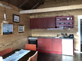 Kj&oslash;kken med gamle trevegger