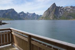 Utsikt over Reinefjorden og fjellet Olstind fra balkongen.