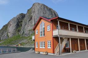 Oransje hus med store vinduer