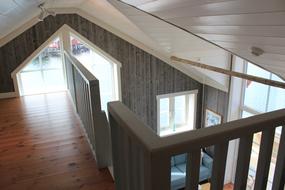 Hems med gjerde og havutsikt