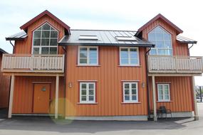 P&aring; baksiden av huset er det en balkong