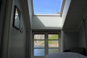 Takvindu og sj&oslash;utsikt i hovedsoverommet