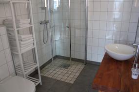 Stort bad med toalett og dusj