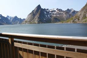 Balkong med utsikt over Reinfjord og fjellet Olstinden 