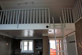 Loft for soverom, med stige opp til alkove. Inngangsd&oslash;r og  kj&oslash;kken under med vindu og hyller for oppbevaring