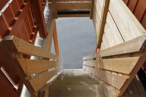 Bratt trapp til inngangsparti til sj&oslash;huset  