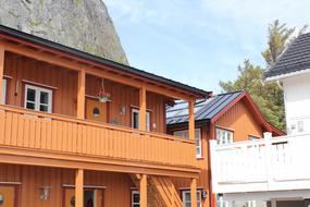 Inngangsparti for sj&oslash;huset. Plassert i andre etasje med bratt trapp opp til d&oslash;ren 