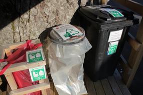 Separate s&oslash;ppelb&oslash;tter for plastikk, matavfall og panteflasker. 