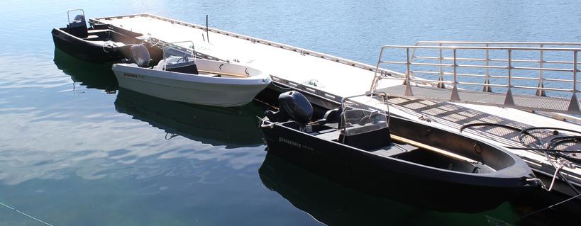 B&aring;ter som ligger fort&oslash;yd til en flytebrygge